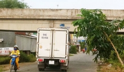 Xe bay nóc vì chui gầm cầu: Thiếu biển báo, lỗi tại ai? 