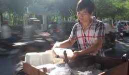 9X bỏ ĐH Nhân văn, đi bán bánh ướt lề đường Sài Gòn