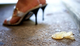 Đau đớn phát hiện bao cao su trong túi vợ