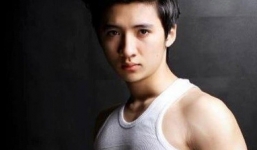 Nam sinh điển trai bị người yêu bỏ vì bê chậu hoa không nổi