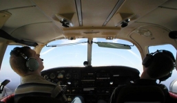 Hành khách thót tim vì phi công ngủ gật, để máy bay rơi tự do