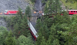 Tàu chở 200 khách bị gãy đôi, rơi 2 toa xuống vách núi