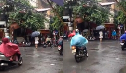 Thiếu nữ Hà Nội mặc váy trắng đứng 4 giờ đồng hồ dưới trời mưa