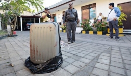 Con gái cùng bạn trai giết mẹ giấu xác vào vali