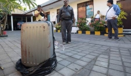 Con gái rủ bạn trai giết chết mẹ rồi giấu xác trong valy gây chấn động