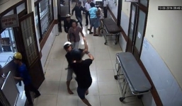 Chém nhau trong bệnh viện, bác sĩ và bệnh nhân chạy toán loạn