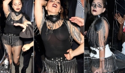 Lady Gaga diện tắt rách, mặc váy khung thép