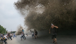 Sóng sông Tiền Đường cao 10m cuốn trôi du khách