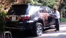 Chùm ảnh:  Hiện trường đôi nam nữ gục chết trong xe Toyota Fortuner thủng đạn