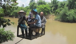 Đu dây vượt sông, một phụ nữ bị té suýt mất mạng