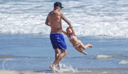 Beckham khoe thân hình đáng mơ ước khi chơi đùa với Harper