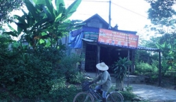 Thiếu nữ đào thoát gã anh rể đồi bại trong tình trạng không mảnh vải che thân