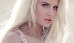 Jessica Simpson khoe “vòng một” quyến rũ