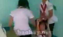 Clip Nữ sinh đeo khăn quàng đỏ đánh bạn tới tấp - Cảnh báo bạo lực học đường