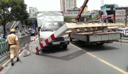 Xe tải húc bay thanh chắn cầu vượt khiến 2 người nguy kịch