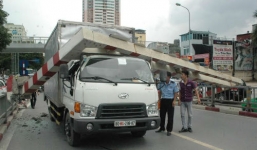 Ô tô húc bay thanh chắn cầu, 2 người nguy kịch