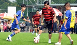 Bộ trưởng Thăng ghi bàn như cầu thủ chuyên nghiệp