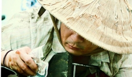 Bằng Kiều bò lết đi ăn xin giữa đường phố Sài Gòn