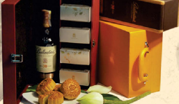 Bánh trung thu cao cấp: Giá khủng từ 'rượu' đi kèm