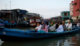 Chìm tàu Indonesia: Thêm người sống sót, 2 người vẫn mất tích