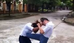 Clip: Nữ sinh đạp đầu, xé áo dằn mặt... tình địch