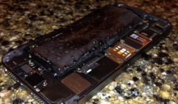 Điện thoại iPhone bốc cháy và phun khói trên cabin máy bay