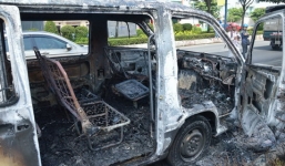 Xe chở 12 bệnh nhân cháy dữ dội, tài xế bế từng tháo chạy