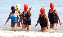 Thời trang đi biển kỳ quặc của phụ nữ Trung Quốc gây 'bão'