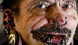 Bị trục xuất khỏi nước vì nghi ngờ là phù thuỷ