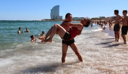 Cặp đôi U70 Việt phượt khắp châu Âu khiến giới trẻ phát 'thèm'