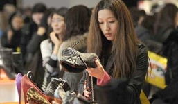 Mặc sành điệu, mặt dày phấn mới được mua hàng hiệu?