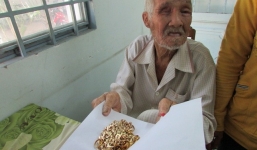 Ông lão ăn xin được trả lại gần 10 lượng vàng