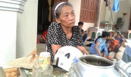 Mẹ phạm nhân cứa cổ bạn tù không ngờ con mình giết người