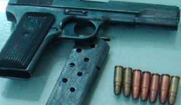 Rút súng bắn người xong đi... hát karaoke