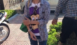 Thiếu nữ dấu ma túy trong ví, chống đối cảnh sát làm nhiệm vụ