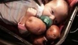 Tung ảnh cháu nằm trong chảo lên Facebook, bà nội bị xét hỏi