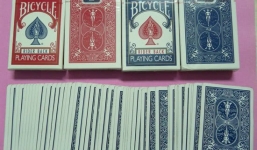 Phát hiện bài tú lơ khơ chứa chất phóng xạ