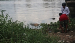 Phát hiện thi thể nam giới buộc vào bao gạch trên sông Sài Gòn