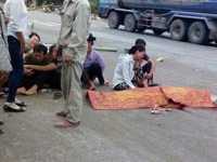 Xe khách đâm chết 1 người và 3 con trâu trên cao tốc