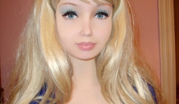 Cận cảnh búp bê sống Ukraine tuyên bố đẹp nhất thế giới