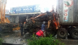 Tài xế container bị thương sau cú đâm xe bẹp đầu