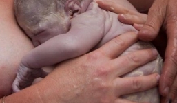 Bộ ảnh xúc động về hành trình vượt cạn của mẹ