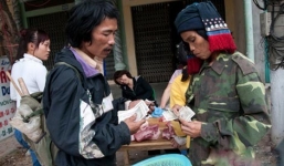 Người đàn ông 3 lần 'nhặt vợ' 4 lần bán con