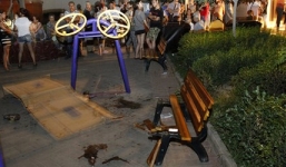 Nữ sinh nhảy lầu tự tử, rơi trúng cụ già gây trọng thương