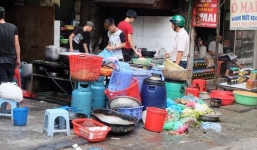 Kinh hoàng với độ bẩn của quán ăn ở phố cổ Hà Nội
