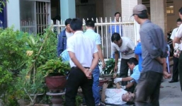 Thi thể người đàn ông nằm chết dưới sân chung cư