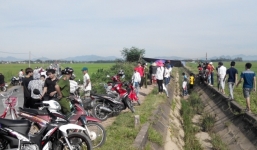 Xác người đàn ông chết bên cạnh chiếc xe máy giữa cánh đồng