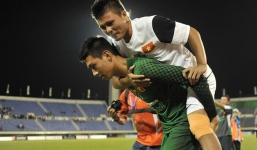 Những cú 'bỏ bóng đá người' ác hiểm của cầu thủ U19 Thái Lan