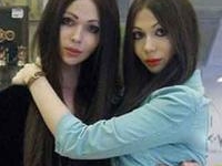 Cặp vợ chồng đồng tính nữ giống nhau như đúc