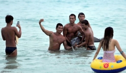  Trung Quốc: Cá heo chết sau khi bị du khách lôi lên bờ chụp ảnh